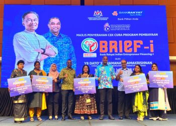 R. Ramanan bersama para usahawan dalam Majlis Penyerahan Cek Cura Program Pembiayaan BRIEF- I di Menara Kembar Bank Rakyat, Kuala Lumpur.