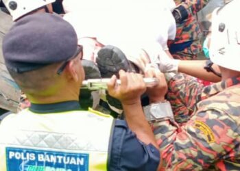 ANGGOTA bomba dan polis bantuan mengeluarkan penumpang bas ekspres yang cedera selepas bas terbabit melanggar belakang sebuah treler di KM 152.4 Lebuhraya PLUS arah selatan pagi ini.