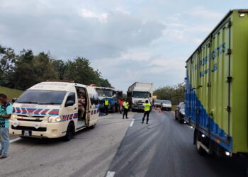KEADAAN kemalangan yang berlaku melibatkan 11 buah kenderaan dengan seorang mangsa maut di Kilometer 129.9 Lebuhraya Utara Selatan (arah selatan) dekat Muar, Johor awal pagi tadi.