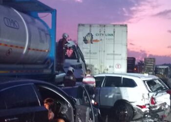 SEORANG pemandu lori maut, 10 lagi selamat dalam kemalangan melibatkan 11 kenderaan di KM 129.9 Lebuhraya Utara Selatan (PLUS) arah selatan awal pagi ini.