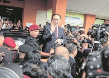 ANWAR Ibrahim dibebaskan dari penjara selepas menerima pengampunan penuh daripada Yang di-Pertuan Agong  ke-15, Sultan Muhammad V mela­lui Mesyuarat Lembaga Pengampunan pada 16 Mei 2018.