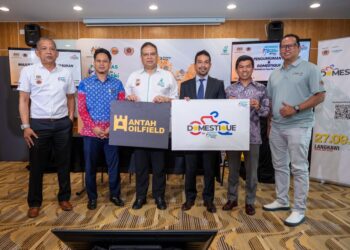 Timbalan Ketua Pengarah Majlis Sukan Negara (MSN), Arrifin Mohd Ghani (tiga dari kiri) ketika majlis pengumuman pasukan LTdL 2025 di MSN, semalam.
