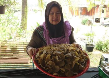 LIFNIAH Fehe produk keropok kupang yang dihasilkan mereka di Kampung Sungai Melayu, Gelang Patah, Johor.