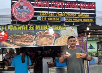 IBRAHIM Abdul Rahim menunjukkan nasi lemak dan teh tarik yang ditawarkan pada harga 90 sen di gerainya di Baen Cafe Ayaq Gajah di Pulau Betong, Pulau Pinang.