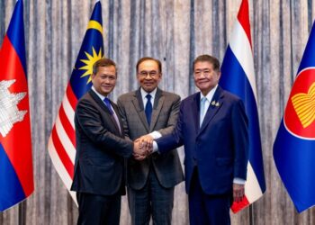 ANWAR Ibrahim mengadakan mesyuarat bersama Perdana Menteri Kemboja, Hun Manet (kiri), dan Pemangku Perdana Menteri Phumtham Wechayachai di Putrajaya, baru-baru ini. – GAMBAR PEJABAT PERDANA MENTERI