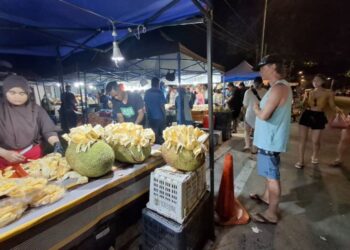 PASAR  malam perlu perlu menjadi tempat mempromosikan makanan tradisional dengan lebih komprehensif. – GAMBAR IHSAN PENULIS