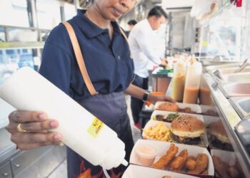 MASA hadapan keusahawanan negara terletak pada pada minda terbuka dan sokongan tidak berbelah bahagi daripada ibu bapa.