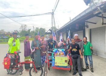 ROSLI Mad Zin (tiga dari kanan) disambut mesra oleh ahli kariah masjid di Mersing, Johor.