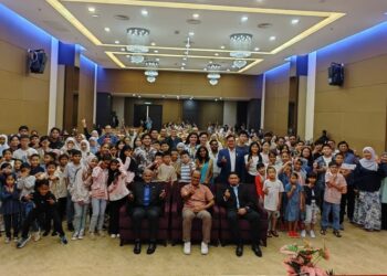 ZAILANI Siran (tengah) bersama barisan atlet dan jurulatih kontinjen Melaka pada Majlis Malam Apresiasi 3rd Malaysia Age Group Finswimming Championships 2025 di Hotel Tamara, Melaka. - UTUSAN/AMRAN ALI