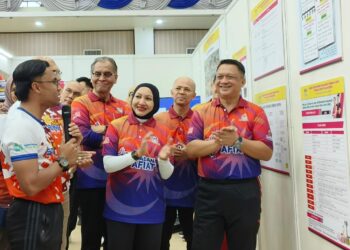 TUANKU Syed Faizuddin Putra Jamalullail (kanan) bersama Tuanku Dr. Hajah Lailatul Shahreen Akashah Khalil (tiga dari kanan) berkenan mendengar penerangan semasa Karnival Sihat Milik Semua 2025 Sempena Sambutan Jubli Perak 25 tahun Pemerintahan Raja Perlis, Tuanku Syed Sirajuddin Jamalullail di Dewan 2020, Kangar, Perlis, hari ini. -UTUSAN/ASYRAF MUHAMMAD