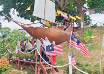PENDUDUK sanggup belanja RM10,000 demi meriahkan Felda Hutan Percha dengan Jalur Gemilang sempena sambutan bulan kebangsaan tahun ini. – UTUSAN/AMRAN ALI