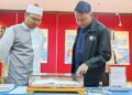 PELAJAR UPSI melihat naskhah al-Quran tulisan tangan Allahyarham Nurly Shahirah yang dipamerkan di Perpustakaan Tuanku Bainun (PTB) UPSI Cawangan Sultan Abdul Jalil Shah, Tanjung Malim, Perak. 
– UTUSAN/MEGAT LUTFI MEGAT RAHIM.