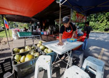 PELAJAR tidak hanya belajar tentang perniagaan dalam kelas namun menjadi pengusaha yang menguruskan operasi harian, pemasaran, kewangan dan perhubungan pelanggan secara langsung. - GAMBAR HIASAN