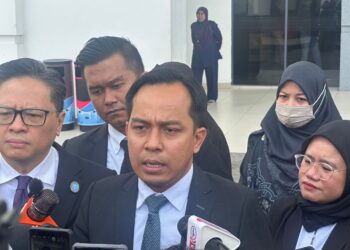 SHAHLAN Jufri (tengah) ketika ditemui pemberita selepas pendengaran permohonan pihak berkepentingan di Mahkamah Koroner hari ini.