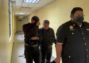 SAMSUL Sulaiman (kiri) dibawa ke Mahkamah Sesyen Johor Bahru hari ini bagi didakwa menerima rasuah berjumlah RM 3,000.-UTUSAN/BAAZLAN IBRAHIM.