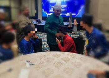 RAHMAD Mariman menyantuni bekas ahli GISBH pada Majlis Ramah Mesra dan Makan Malam Bersama Exco di Ayer Keroh, Melaka. - UTUSAN/AMRAN ALI