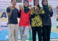 ZAIDATUL Husniah Zulkifli (kiri) bersama ahli pasukannya mengungguli acara 4x100 wanita pada Kejohanan Olahraga Terbuka Malaysia 2025 di Stadium Tuanku Syed Putra, Kangar, Perlis, hari ini. -UTUSAN/ASYRAF MUHAMMAD