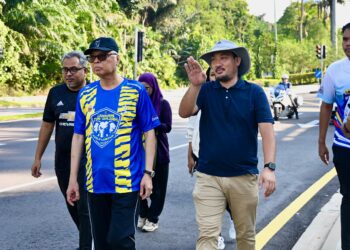 ISMAIL Sabri Yaakob (dua kiri) ketika diberikan taklimat dan meninjau laluan Larian Keluarga Malaysia (LKM) 2025 yang akan dianjurkan YKM pada bulan November nanti.