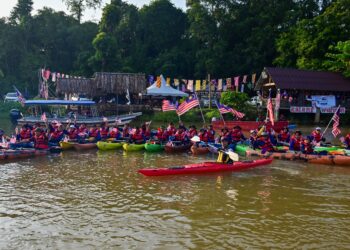 LEBIH 100 peserta termasuk pelajar UniSZA mengibarkan Jalur Gemilang dalam ekspedisi lasak Kayak In Terengganu Amazon 2.0 bermula dari Hulu Terengganu dan berakhir di Kuala Terengganu. – UTUSAN/PUQTRA HAIRRY
