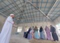 MOHD. Khairul Hafizan Ne’ Mat (kiri) bersama pelajar Pondok Ilmu Seri Mahkota melihat musolla yang kini dalam pembinaan di Kuantan, Pahang.