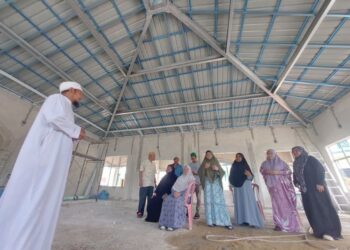 MOHD. Khairul Hafizan Ne’ Mat (kiri) bersama pelajar Pondok Ilmu Seri Mahkota melihat musolla yang kini dalam pembinaan di Kuantan, Pahang.