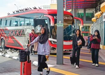 SEBAHAGIAN warga Segamat menaiki kenderaan awam di Stesen Bas Segamat, Johor untuk keluar bandar ini bagi menghabiskan cuti panjang bersempena Hari Kebangsaan 2025.