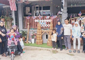 ZALEHA Abdul Hamid (empat dari kanan) bergambar bersama ahli keluarganya di Rumah Awam Kos Rendah Binjai Kemaman, Terengganu. – UTUSAN/NIK NUR IZZATUL HAZWANI NIK ADNAN