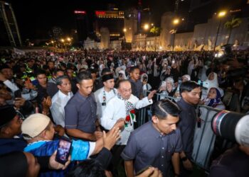 ANWAR Ibrahim hadir ke Malam Himpunan dan Selawat Malaysiaku Bersama Gaza sempena Karnival Sumud Nusantara di Dataran Merdeka.-UTUSAN/MUHAMMAD IQBAL ROSLI