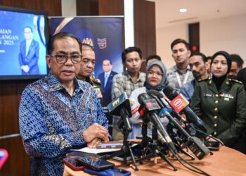 MOHAMED Khalid Nordin ketika ditemui pemberita pada Majlis Penyampaian Anugerah Kecemerlangan Pendidikan Tahun 2025 di Wisma Perwira ATM, Kuala Lumpu di sini hari ini. UTUSAN/SYAKIR RADIN