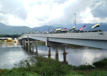 JAMBATAN Sultan Muzzaffar Shah memudahkan perhubungan penduduk Manong di Kuala Kangsar,
Perak. – UTUSAN/FADZIL ZAINOL