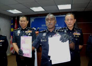 M. KUMAR menunjukkan buku ibu hamil dan borang kosong Jabatan Pendataran Negara yang dirampas pada sidang akhbar di IPK Johor di Johor Bahru hari ini.- UTUSAN/RAJA JAAFAR ALI