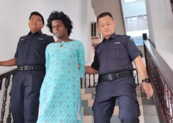 K. DEVANDRAN diiringi anggota polis ketika dihadapkan ke Mahkamah Majistret Ayer Keroh, Melaka hari ini atas pertuduhan menikam lelaki dan gagal menunjukkan dokumen pengenalan diri. - UTUSAN/ MUHAMMAD SHAHIZAM TAZALI