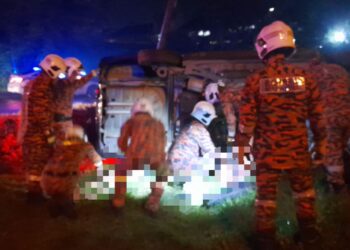ANGGOTA bomba bertungkus lumus mengeluarkan mangsa yang tersepit dalam kenderaan selepas terbabit dalam kemalangan jalan raya di Lahad Datu, Sabah pagi tadi.- GAMBAR/ IHSAN BOMBA