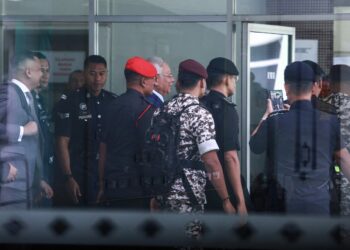 NAJIB Razak diiringi pegawai dan anggota Jabatan Penjara Malaysia meninggalkan Mahkamah Tinggi selepas menghadiri prosiding samannya terhadap Tommy Thomas, di Shah Alam, Selangor, hari ini. - UTUSAN/AFIQ RAZALI