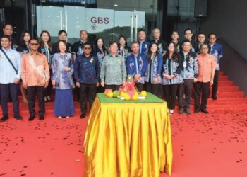 HOW Kon Yeow (lima dari kiri) ketika merasmikan pembukaan pejabat dan makmal kejuruteraan baharu AMD di GBS by the Sea, di Bayan Lepas, Pulau Pinang, semalam.
