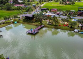 SUASANA inap desa yang mesra dan santai sering menjadi tarikan utama. - GAMBAR HIASAN