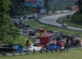 KESESAKAN jalan di lebuh raya utama Pantai Timur menyebabkan pengguna jalan raya memilih jalan alternatif.