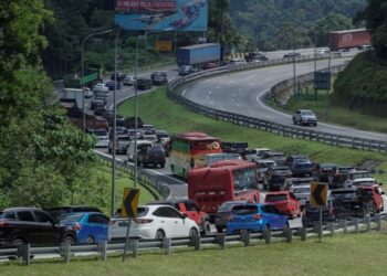 KESESAKAN jalan di lebuh raya utama Pantai Timur menyebabkan pengguna jalan raya memilih jalan alternatif.