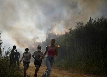 PENDUDUK melarikan diri akibat kebakaran hutan yang semakin merebak di perkampungan Melon, Sepanyol. – AFP