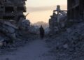 SEORANG lelaki Palestin melintasi timbunan runtuhan di kejiranan Saftawi di Jabalia, utara Semenanjung Gaza. – AFP