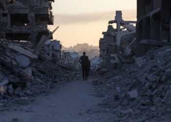SEORANG lelaki Palestin melintasi timbunan runtuhan di kejiranan Saftawi di Jabalia, utara Semenanjung Gaza. – AFP