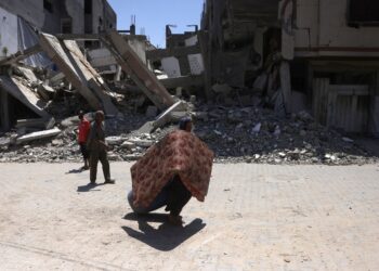 Penduduk Palestin melarikan diri dari rumah mereka di kejiranan Saftawy, di Jabalia, utara Semenanjubg Gaza. – AFP