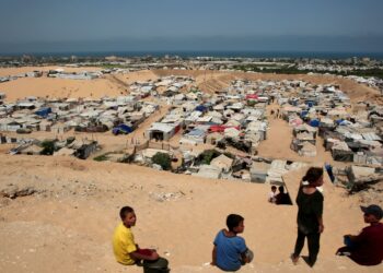 PEMANDANGAN khemah-khemah menempatkan penduduk Palestin yang dipindahkan di kawasan Al-Mawasi di Khan Younis, selatan Semenanjung Gaza.-AFP