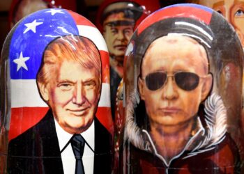 PATUNG 
tradisional Matryoshka memaparkan wajah Donald Trump dan Vladimir Putin dipamerkan untuk dijual di Saint Petersburg, 
Russia. – AFP