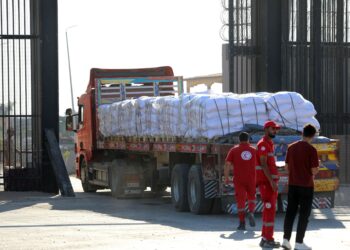 TRAK dengan muatan penuh bantuan kemanusiaan masuk ke Semenanjung Gaza melalui lintasan Rafah di Mesir pada 27 Julai lalu. – AFP
