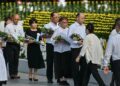 TETAMU jemputan beratur untuk meletakkan jambangan bunga di Tugu Cenotaph, semasa Majlis Memorial Keamanan untuk memperingati ulang tahun ke-80 serangan bom atom pertama dunia di Hiroshima, semalam.- AFP