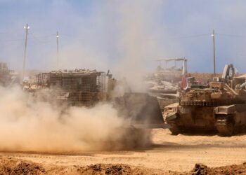 KENDERAAN tentera Israel ditempatkan di sepanjang sempadan dengan Semenanjung Gaza, sejak minggu lalu.- AFP