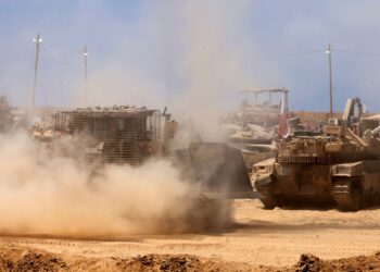 KENDERAAN tentera Israel ditempatkan di sepanjang sempadan dengan Semenanjung Gaza, sejak minggu lalu.- AFP