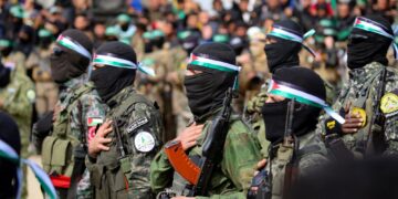 PENDUDUK Palestin dan pejuang Hamas berkumpul sebelum pembebasan tiga tebusan Israel di Nuseirat, tengah Gaza, pada 22 Februari lalu.- AFP
