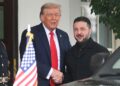 VOLODYMYR Zelensky disambut Donald Trump (kiri), sebaik tiba di Sayap Barat Rumah Putih di Washington Isnin lalu.-AFP